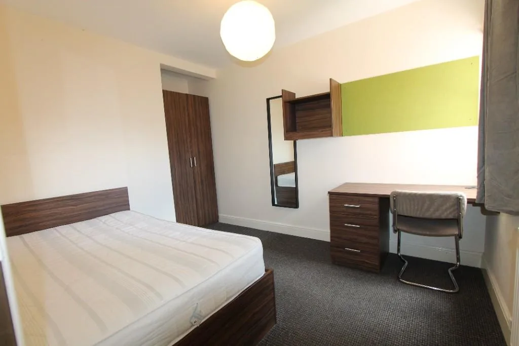5 bedroom flat for rent