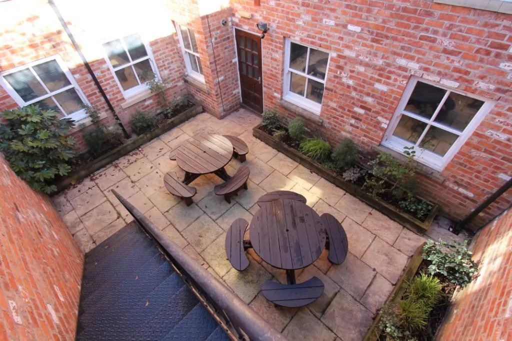 5 bedroom flat for rent