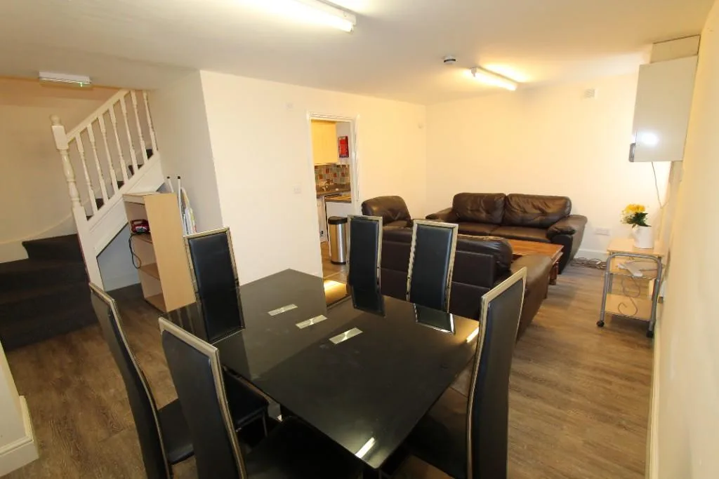 5 bedroom flat for rent