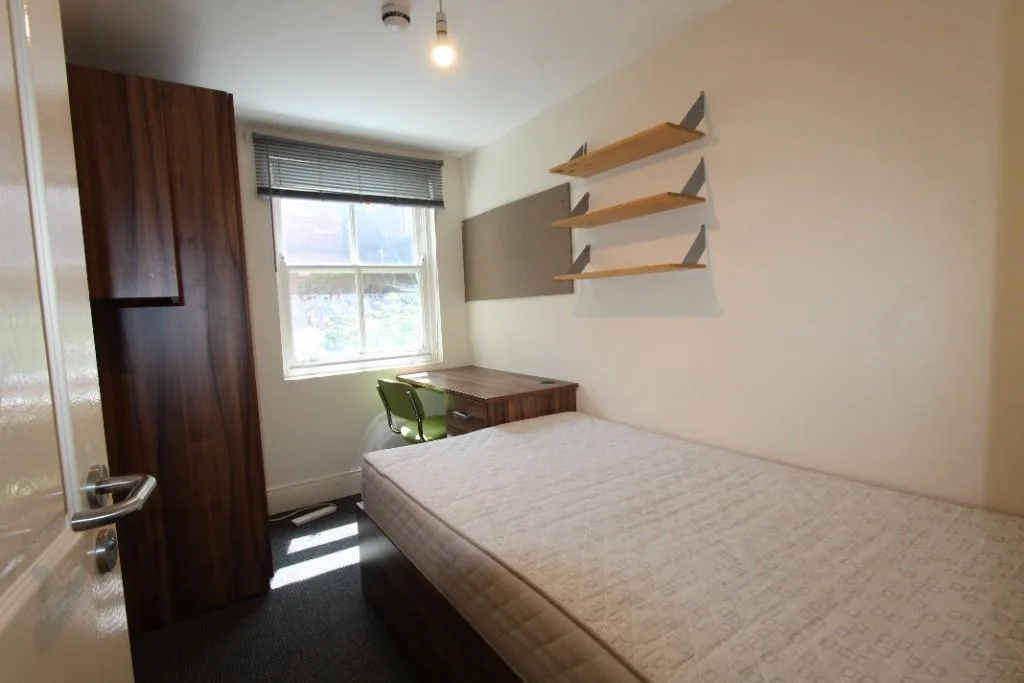5 bedroom flat for rent