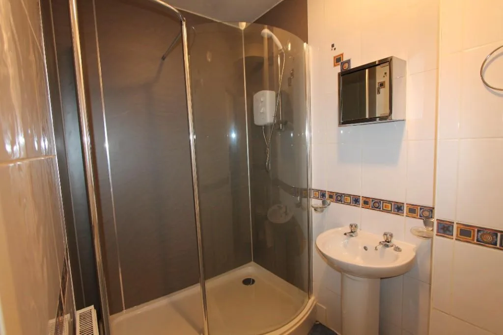 5 bedroom flat for rent
