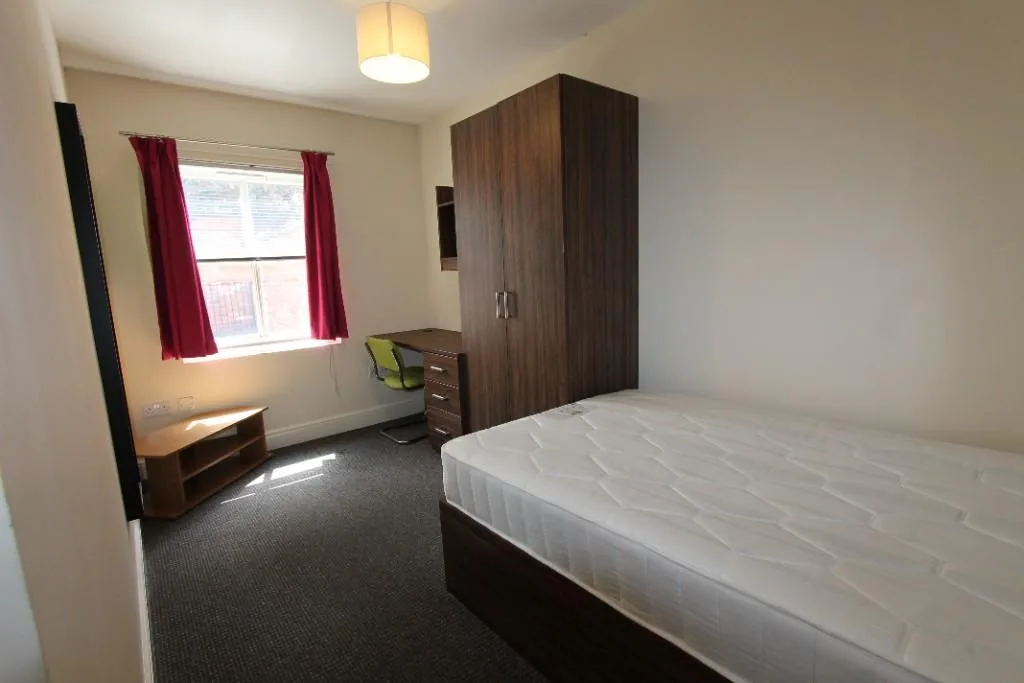 5 bedroom flat for rent