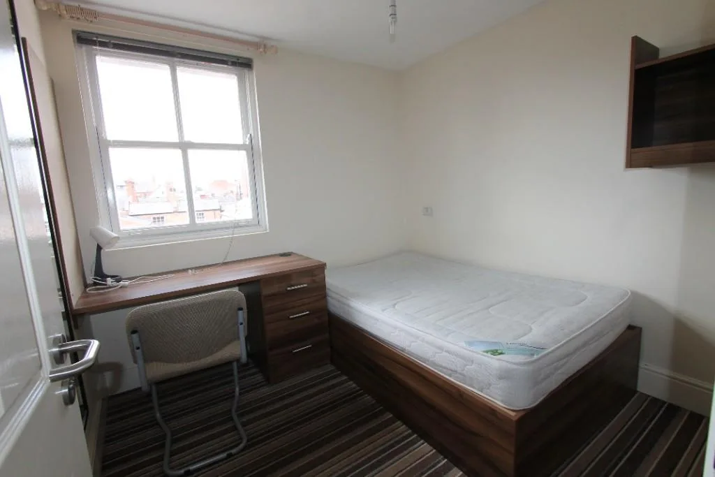 5 bedroom flat for rent