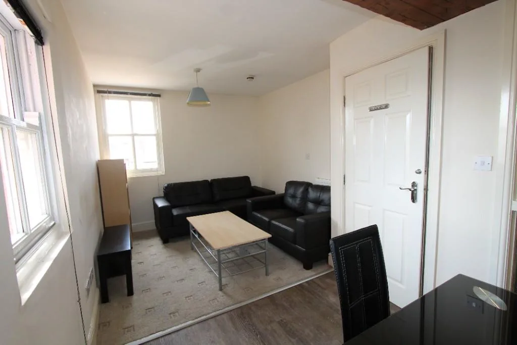 5 bedroom flat for rent