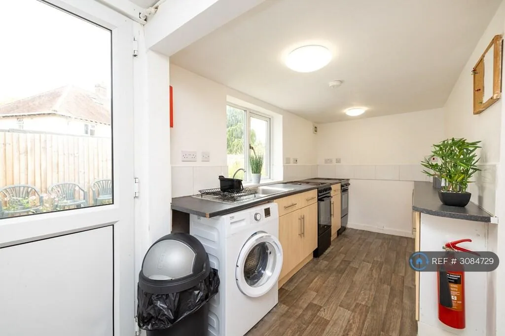 7 bedroom semi-detached house for rent