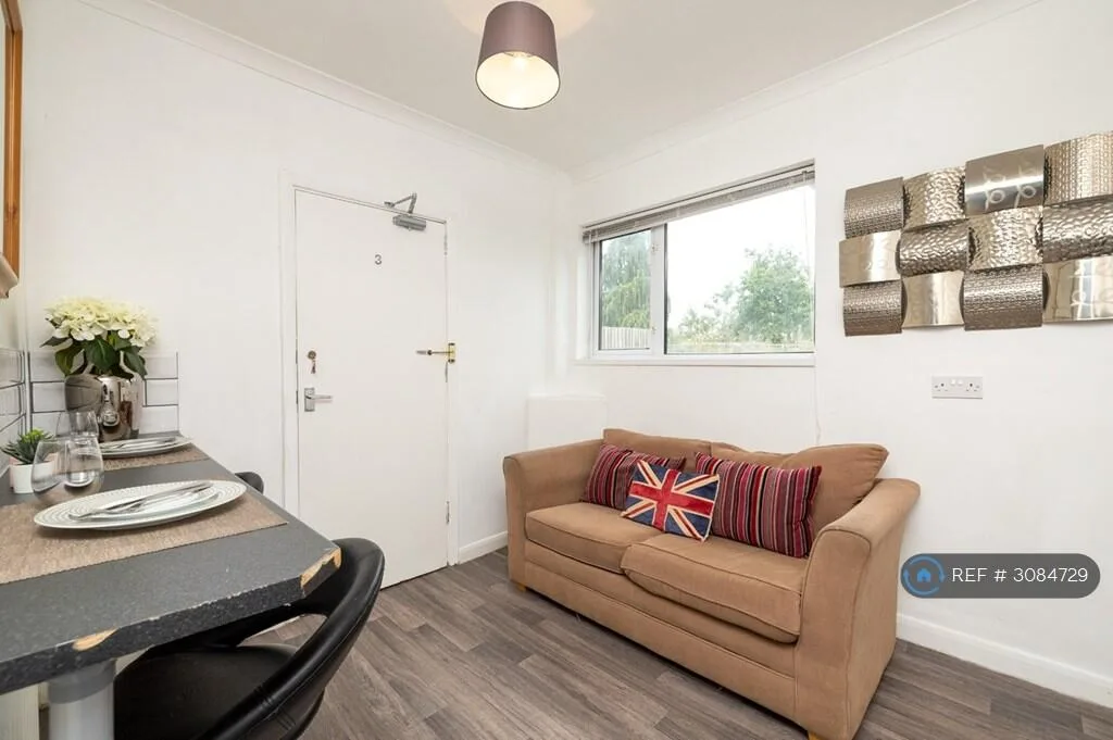 7 bedroom semi-detached house for rent