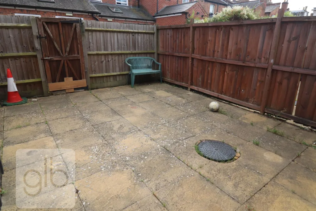 6 bedroom private hall for rent