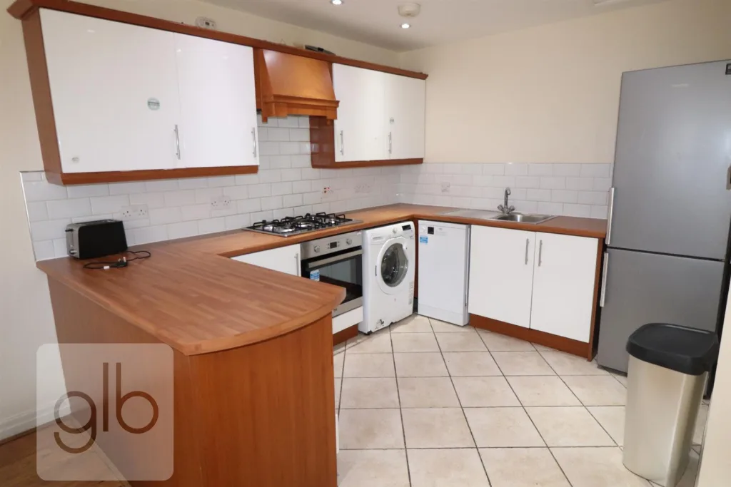 6 bedroom private hall for rent