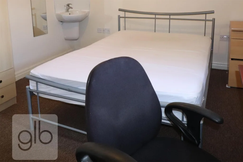 6 bedroom private hall for rent