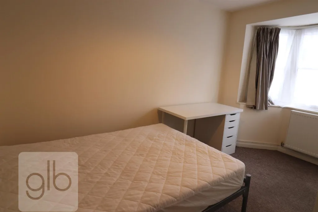 6 bedroom private hall for rent