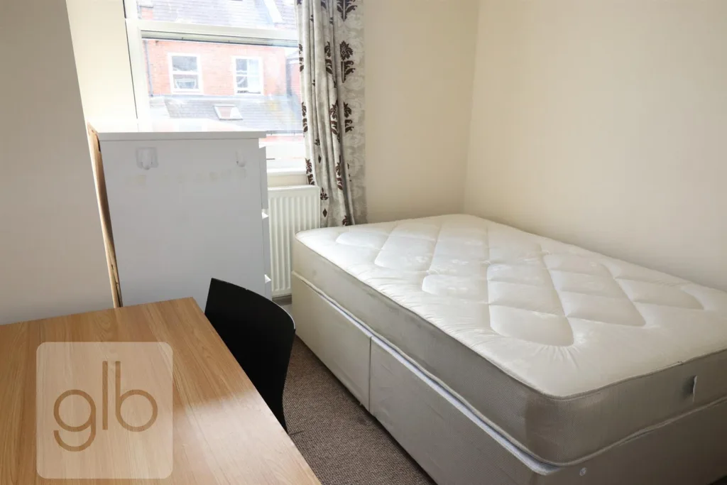 6 bedroom private hall for rent