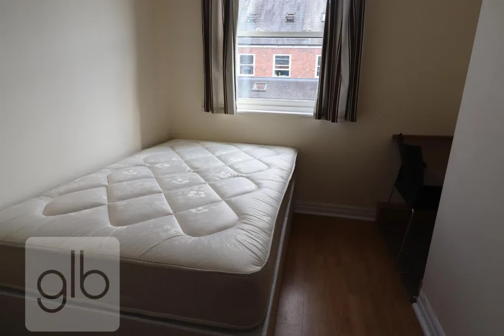 6 bedroom private hall for rent