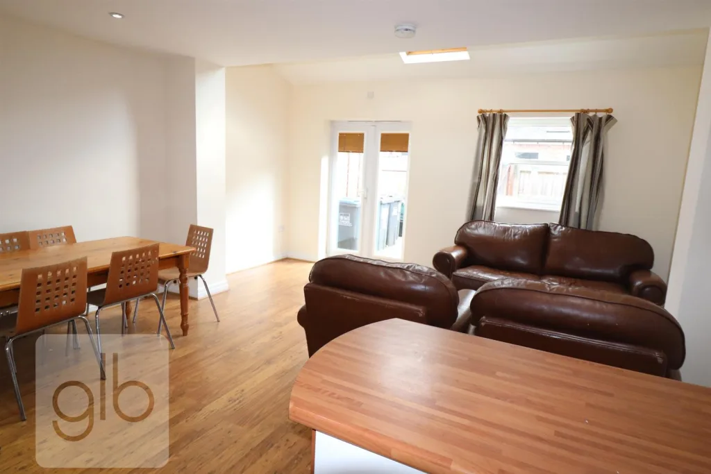 6 bedroom private hall for rent