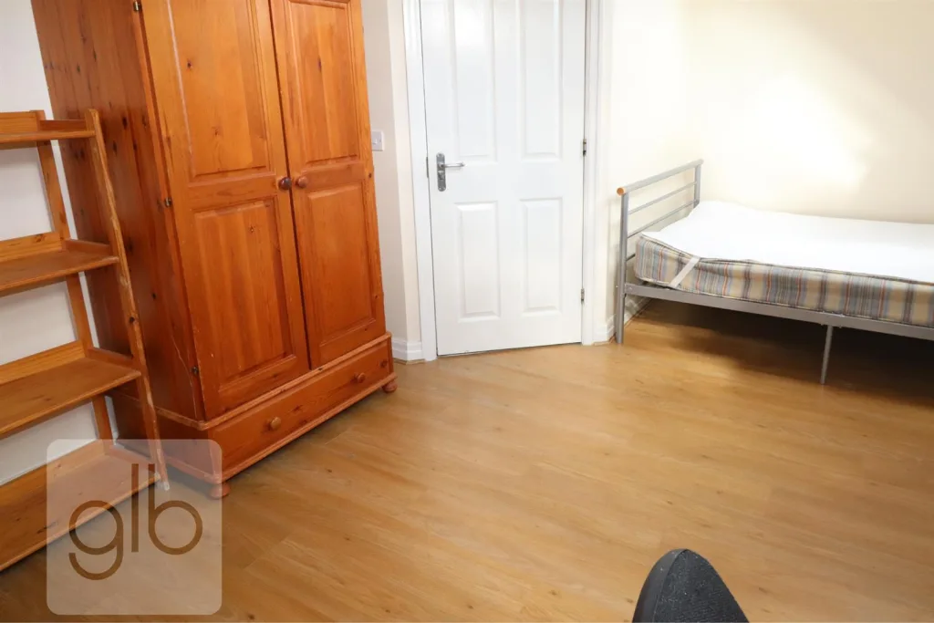 6 bedroom private hall for rent