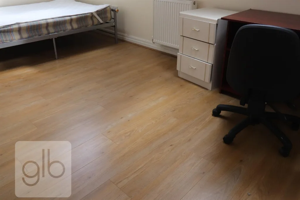 6 bedroom private hall for rent