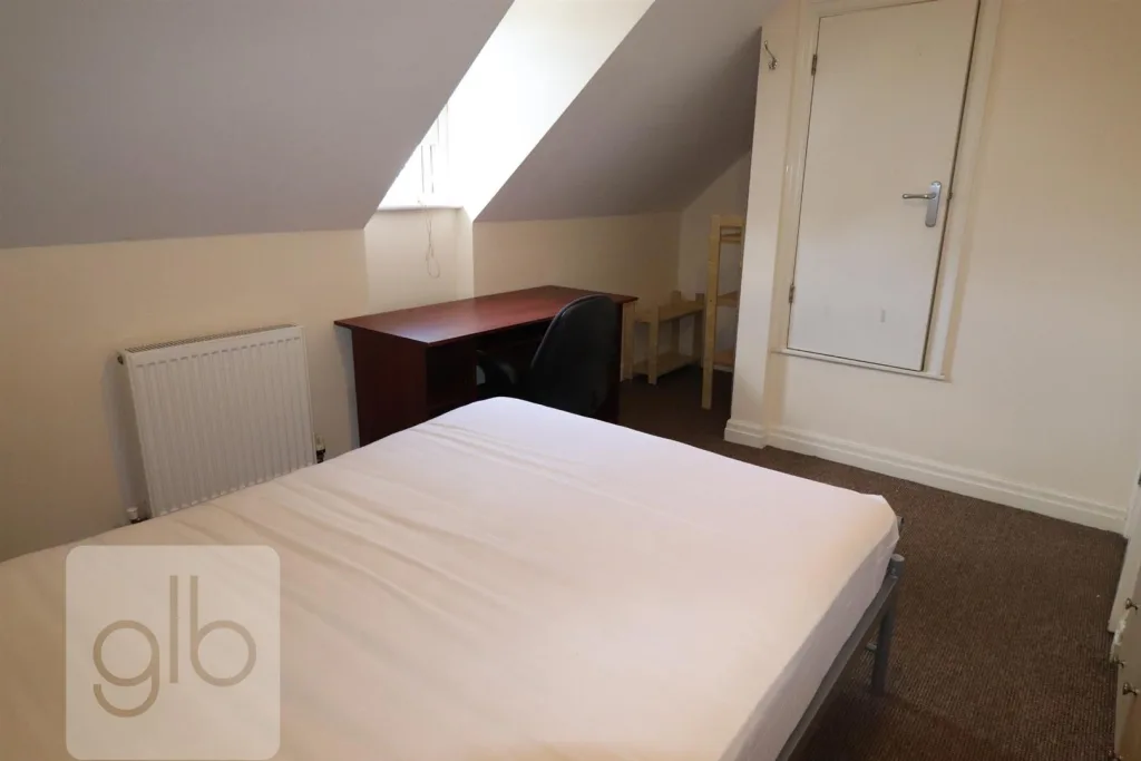 6 bedroom private hall for rent