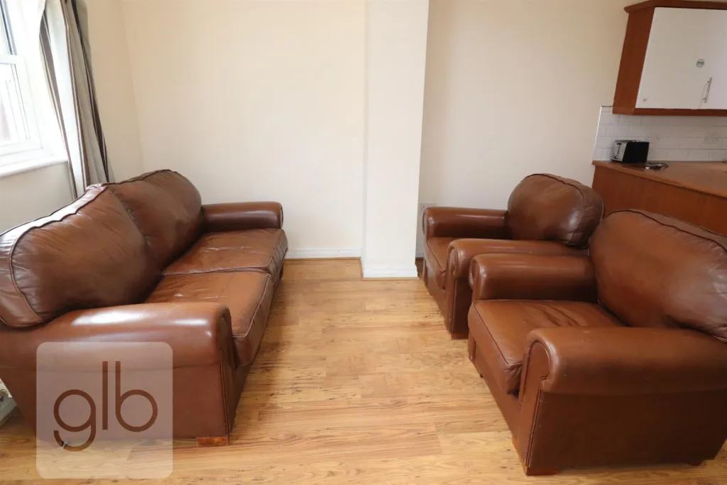 6 bedroom private hall for rent