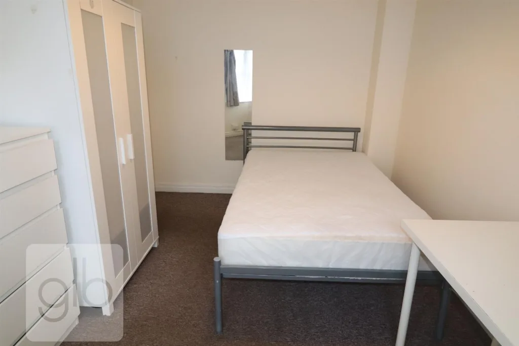 6 bedroom private hall for rent