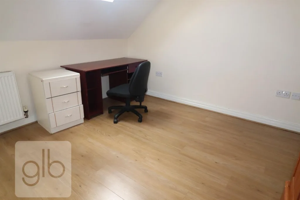 6 bedroom private hall for rent