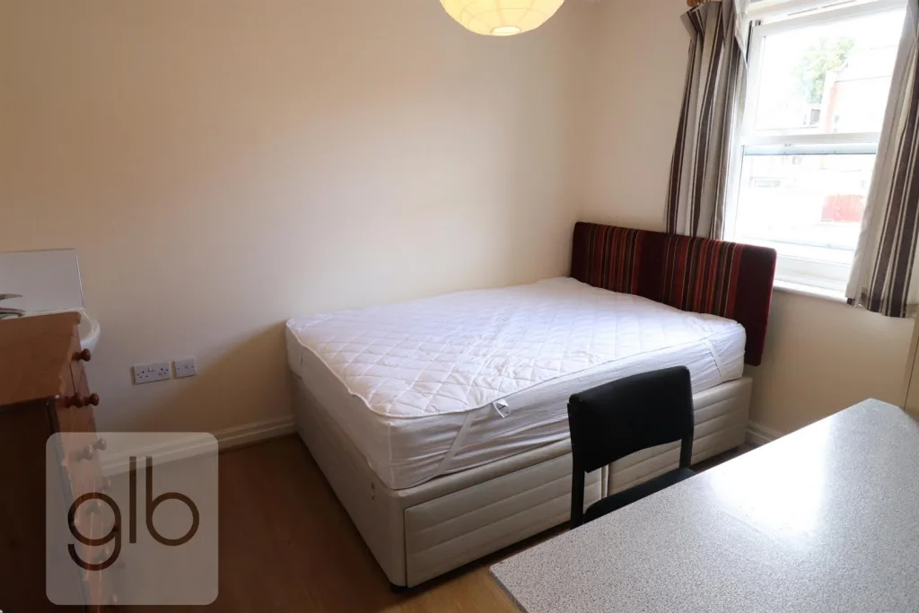 6 bedroom private hall for rent