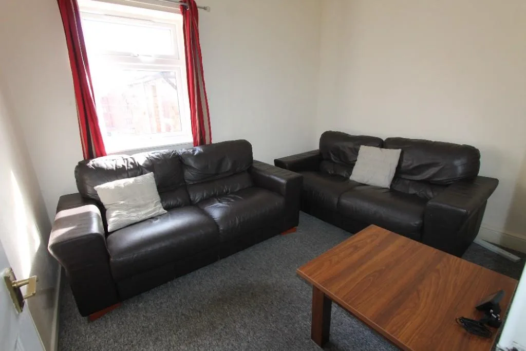 5 bedroom terraced house for rent
