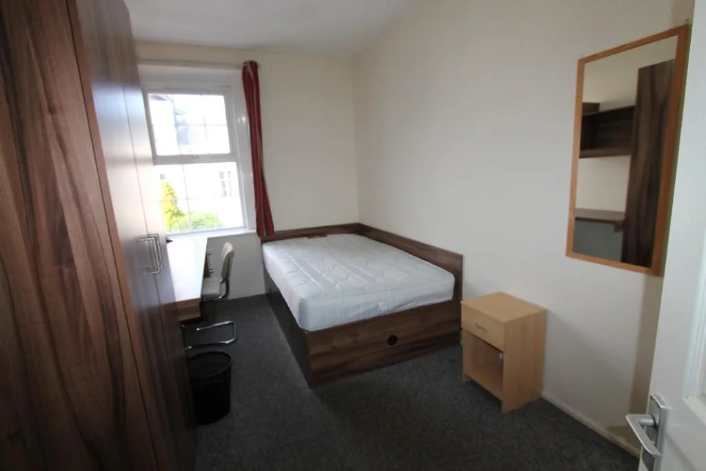 5 bedroom terraced house for rent