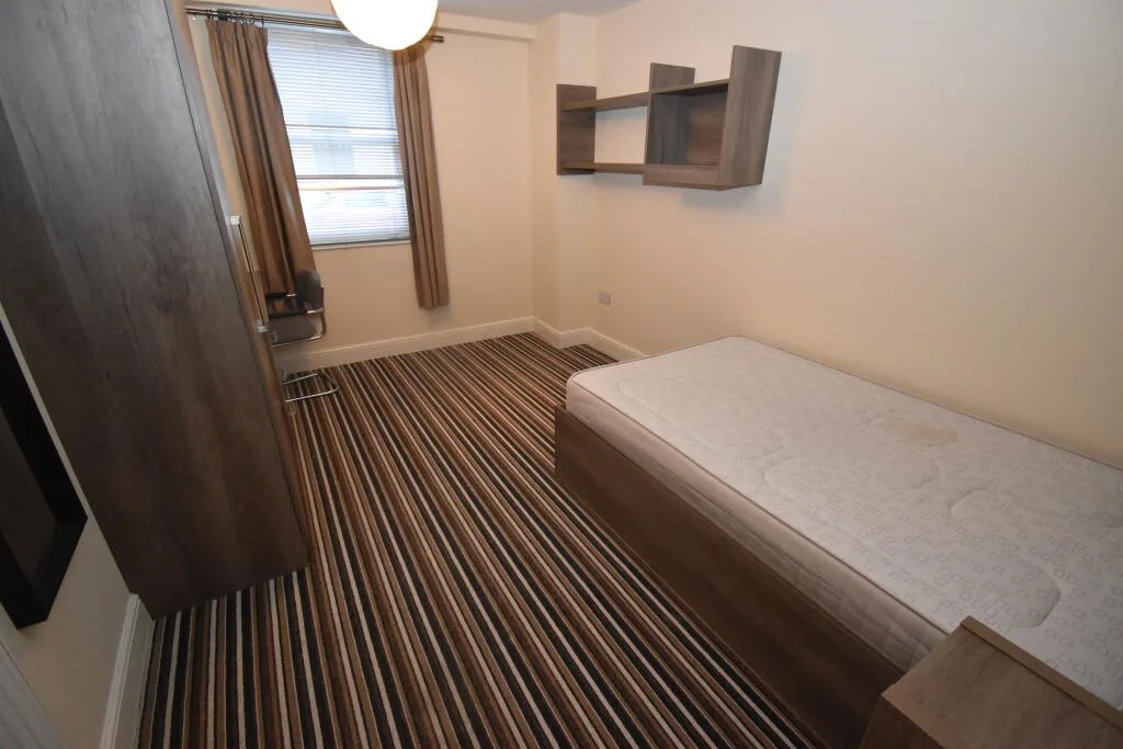 5 bedroom flat for rent