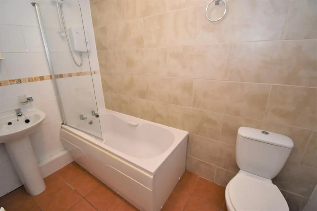 5 bedroom flat for rent