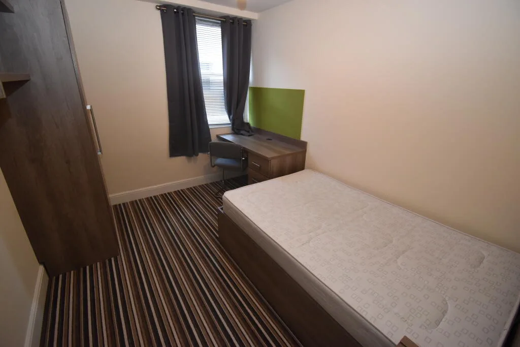 5 bedroom flat for rent