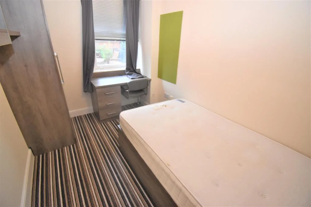5 bedroom flat for rent