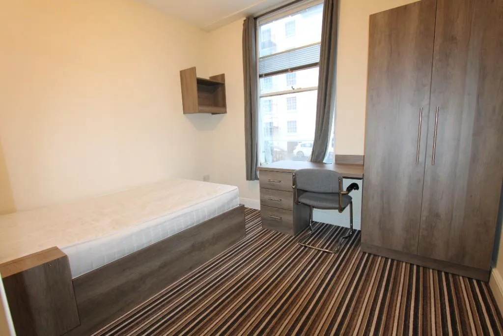 5 bedroom flat for rent