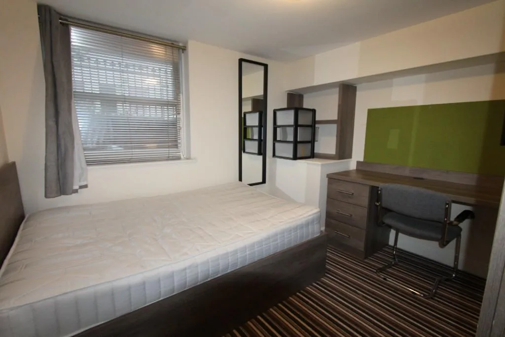 5 bedroom flat for rent