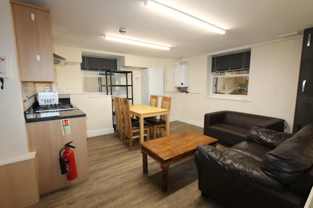 5 bedroom flat for rent