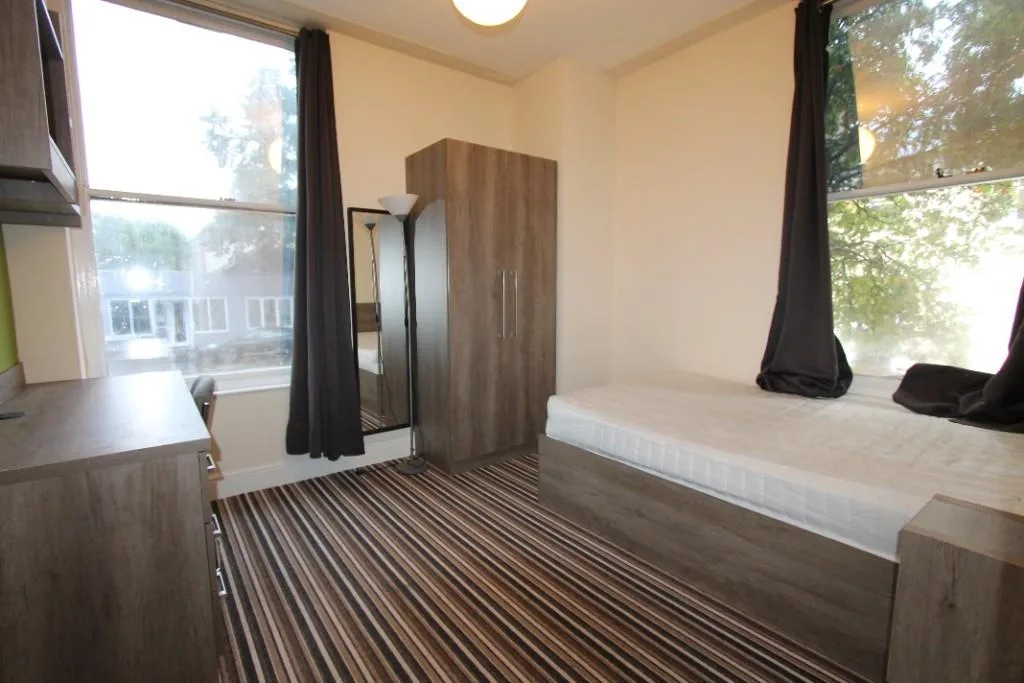 5 bedroom flat for rent