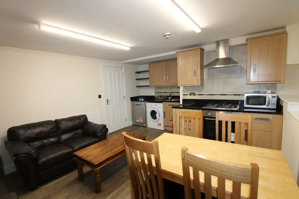 5 bedroom flat for rent