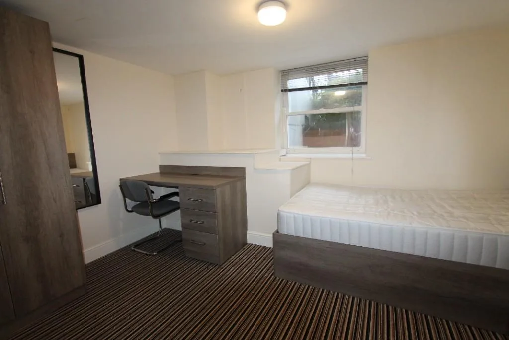 5 bedroom flat for rent