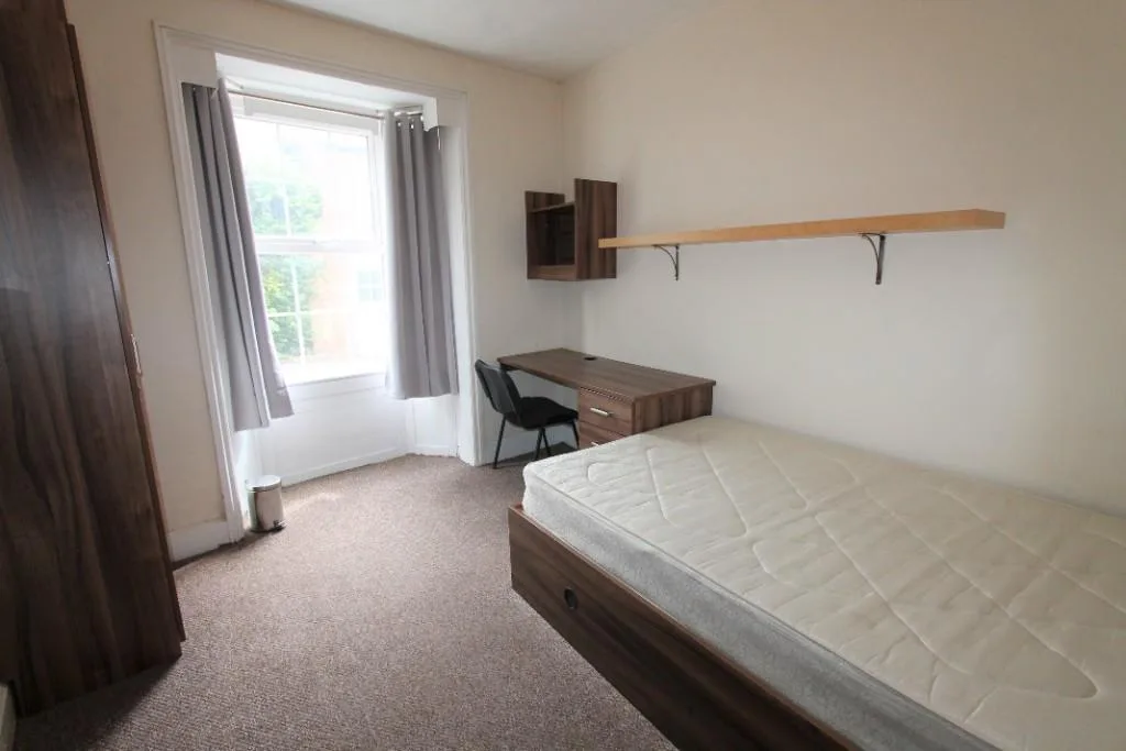 5 bedroom terraced house for rent