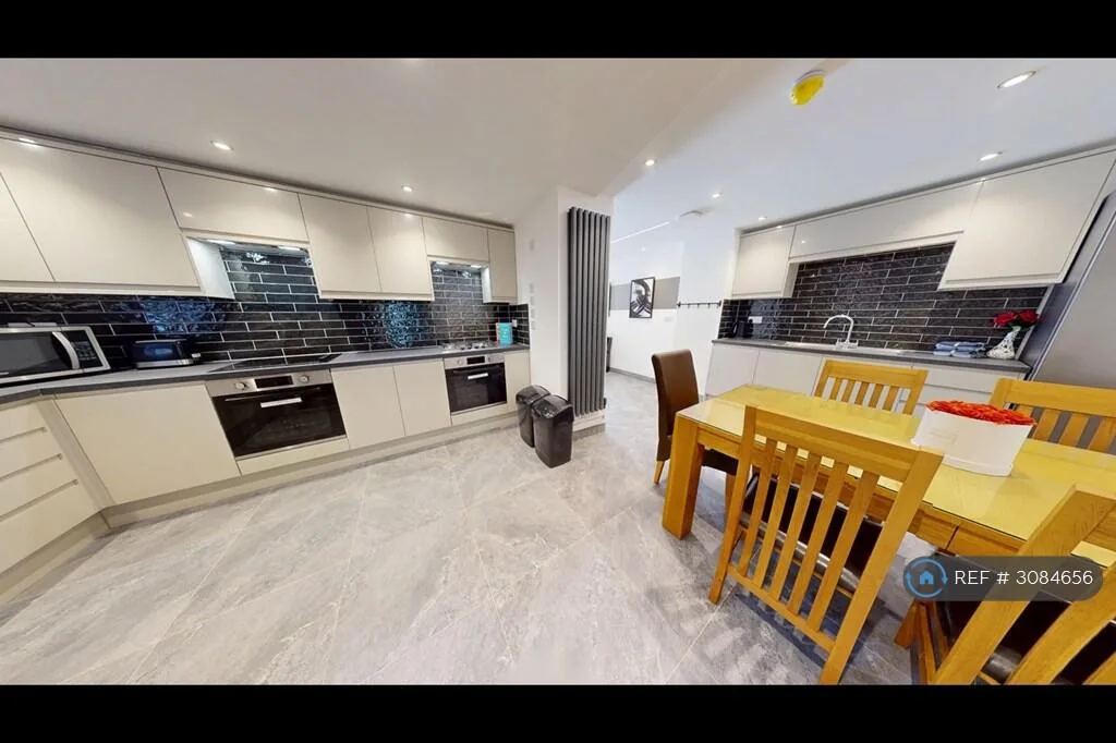 7 bedroom semi-detached house for rent