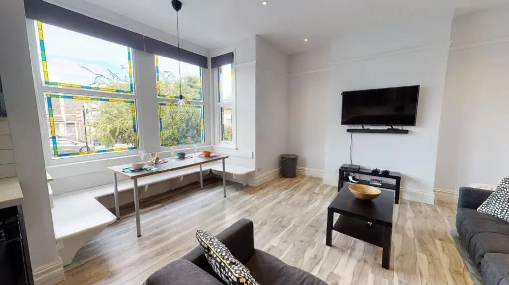 6 bedroom maisonette for rent