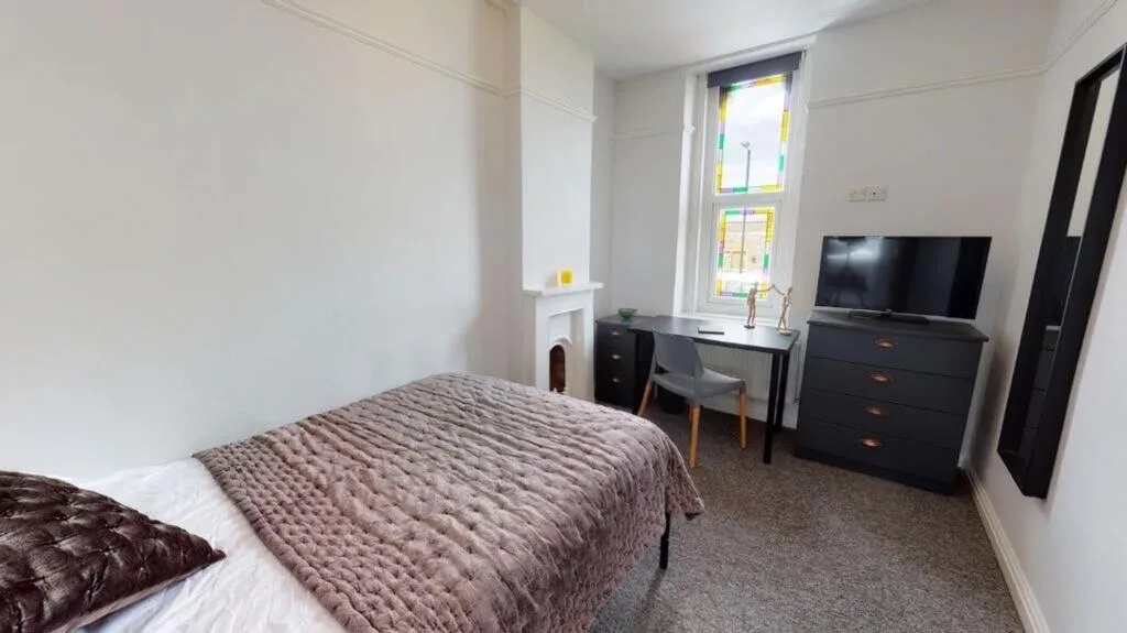 6 bedroom maisonette for rent