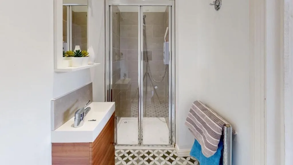 6 bedroom maisonette for rent