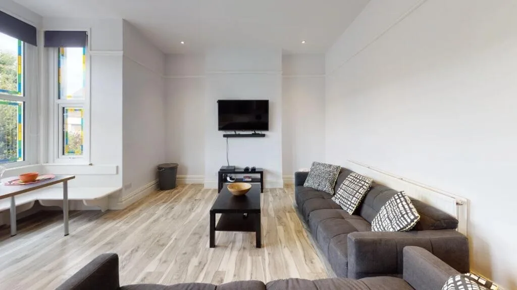 6 bedroom maisonette for rent