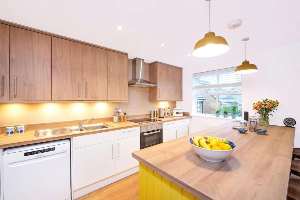 6 bedroom semi-detached house for rent