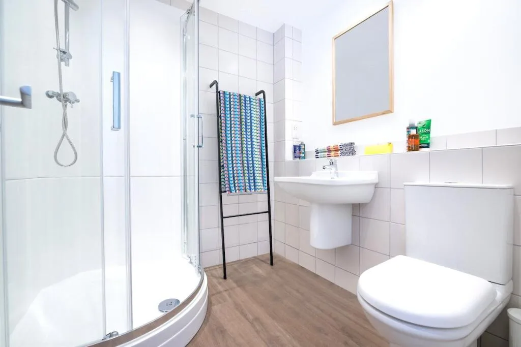 6 bedroom semi-detached house for rent