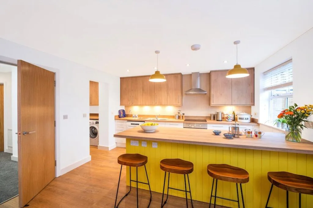 6 bedroom semi-detached house for rent