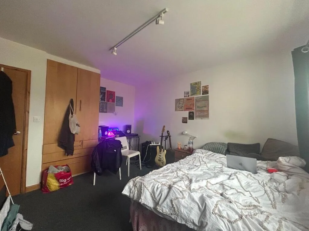 4 bedroom end of terrace house for rent