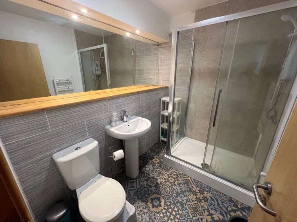 4 bedroom end of terrace house for rent