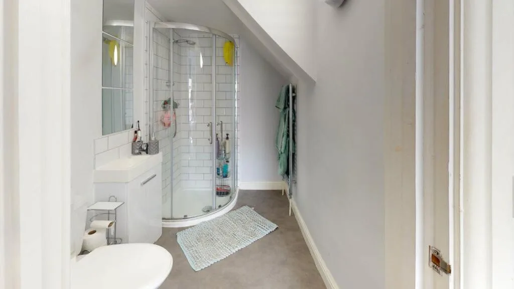 6 bedroom maisonette for rent