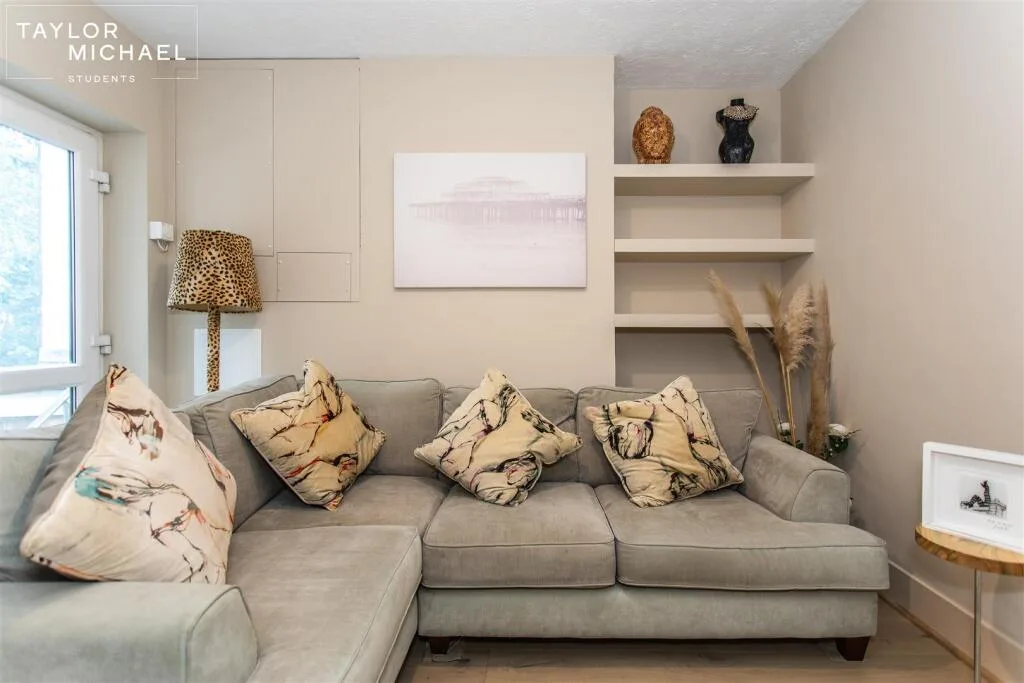 6 bedroom terraced house for rent