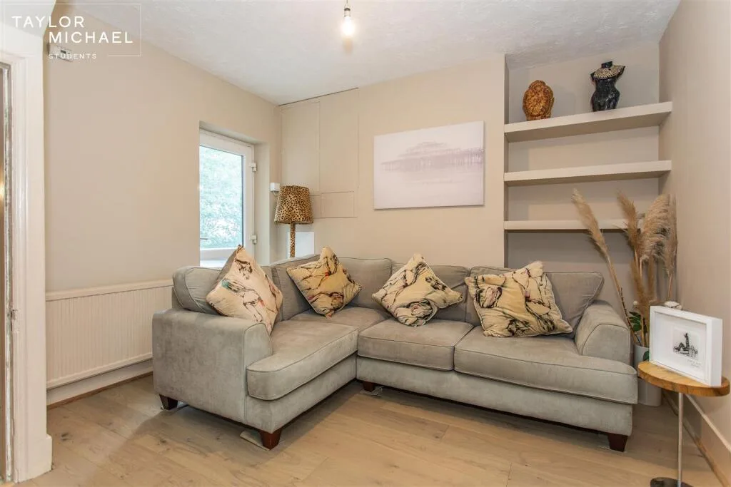 6 bedroom terraced house for rent